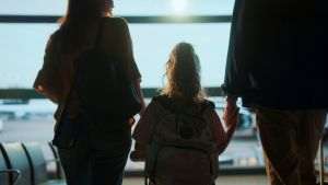 Familiile cu copii rezervă vacanţa de toamnă mai devreme ca să evite scumpirile zborurilor